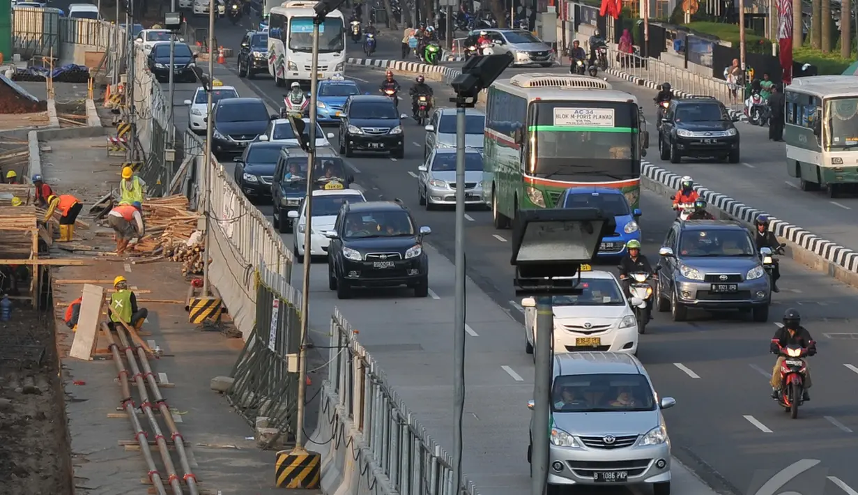 Akibat pembangunan  MRT tersebut, belakangan ini arus lalulintas di lokasi proyek selalu macet. Apalagi pada jam sibuk pagi dan sore hari, Jakarta, Selasa (2/9/2014) (Liputan6.com/Johan Tallo)