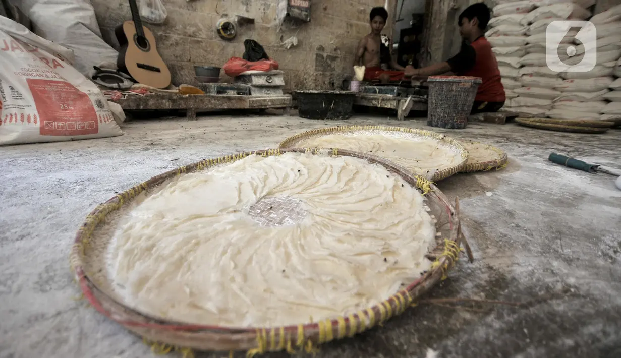 Pekerja menyelesaikan produksi kulit lumpia di rumah industri Rusun Griya Tipar Cakung, Jakarta, Kamis (28/11/2019). Penyediaan Kredit Usaha Rakyat (KUR) dengan bunga rendah diharapkan dapat menjadi peluang bagi pelaku UMKM dalam mengembangkan bisnis dan daya saing. (merdeka.com/Iqbal Nugroho)