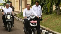 Menteri Ketenagakerjaan (Menaker) Hanif Dhakiri mengendarai motor listrik rakitan siswa BLK Serang.