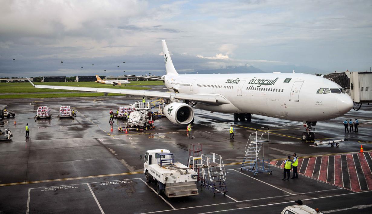 Sebuah pesawat Saudia Airlines terlihat di landasan Bandara Internasional Juanda, Sidoarjo, Jawa Timur, Rabu 22 April 2026. (JUNI KRISWANTO/AFP)