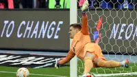 Dalam babak adu penalti, kiper Barcelona Marc-Andre ter Stegen tampil sebagai pahlawan dengan mampun menggagalkan dua dari empat kesempatan penalti Real Betis. Sementara empat penendang Barcelona semuanya mampu menjalankan tugasnya dengan baik. (AFP/Giuseppe Cacace)