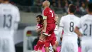 Gelandang Georgia Jaba Kankava berselebrasi dengan rekannya setelah mencetak gol ke gawang Jerman dan menjadi gol satu – satunya Georgia di di Leipzig, Jerman, Senin (12/10/2015).Jerman menang dengan skor 2-1.(REUTERS/Fabrizio Bensch)