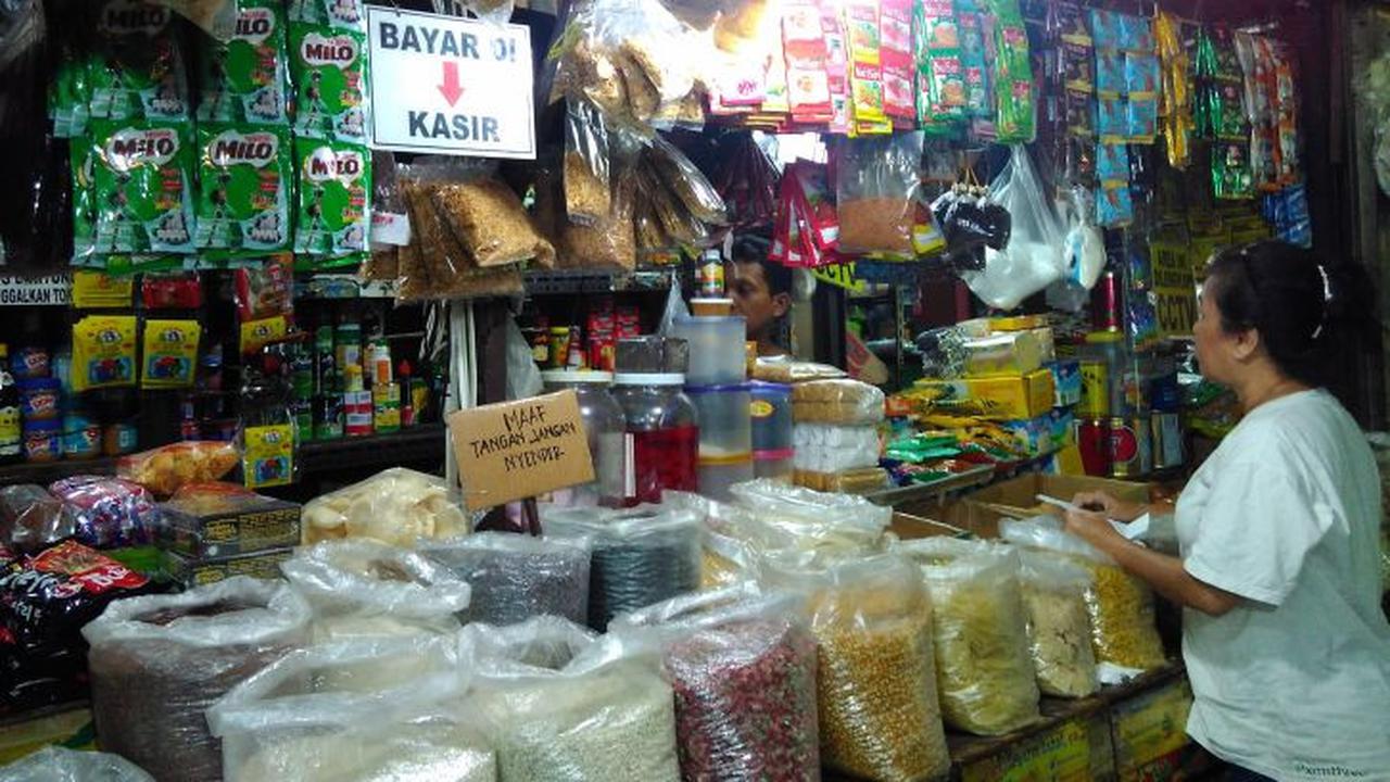 Harga garam bata naik dari Rp 11 ribu per pak menjadi Rp 23 ribu sampai Rp 24 ribu per pak. (Fiki/Liputan6.com)