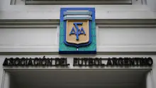 Gambar ini menunjukkan logo Asosiasi Sepak Bola Argentina (AFA), di pintu masuk kantor pusat di Buenos Aires pada 6 Maret 2026.
(Luis ROBAYO/AfP)
