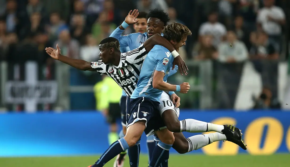 Pergerakan pemain Juventus, Paul Pogba, dihadang dua pemain Lazio pada lanjutan Serie A di Stadion Juventus, Turin, Kamis (21/4/2016) dini hari WIB. (AFP/Marco Bertorello)
