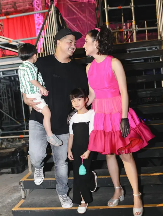 "Terimakasih semuanya. Detik ini juga masi terharu .. Thank you @melly_goeslaw @antohhoed 🥹🥹 See you soon semua," tulis Chelsea membagikan beberapa potretnya. [Instagram/chelseaoliviaa]