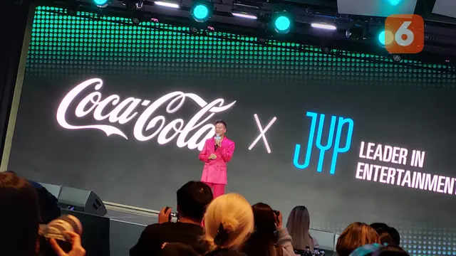 JY Park di Peluncuran Coca-Cola K-Wave Zero Sugar dan Perilisan MV 'Like Magic' di Fairmont Ambassador Seoul Hotel di Yeoui-daero, Yeongdeungpo-gu, Seoul pada Selasa, 20 Februari 2024. (Aditya Eka Prawira/Liputan6.com/Seoul)