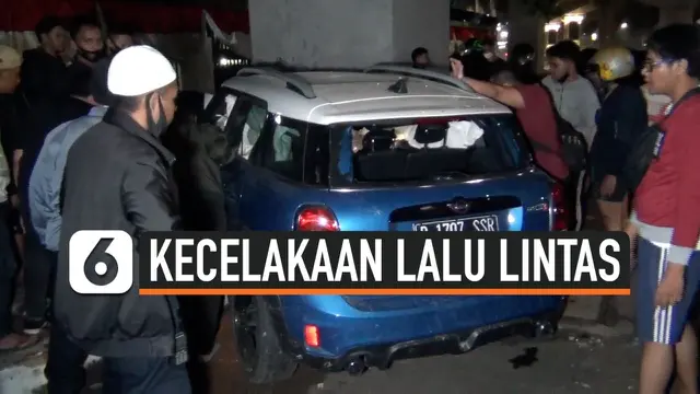 VIDEO: Akibat Ngebut Mobil Mewah Tabrak Separator dan Terbalik