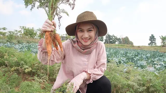 Potret Melody Laksani Bercocok Tanam, Disebut Lebih Cocok Jadi Duta Petani Milenial