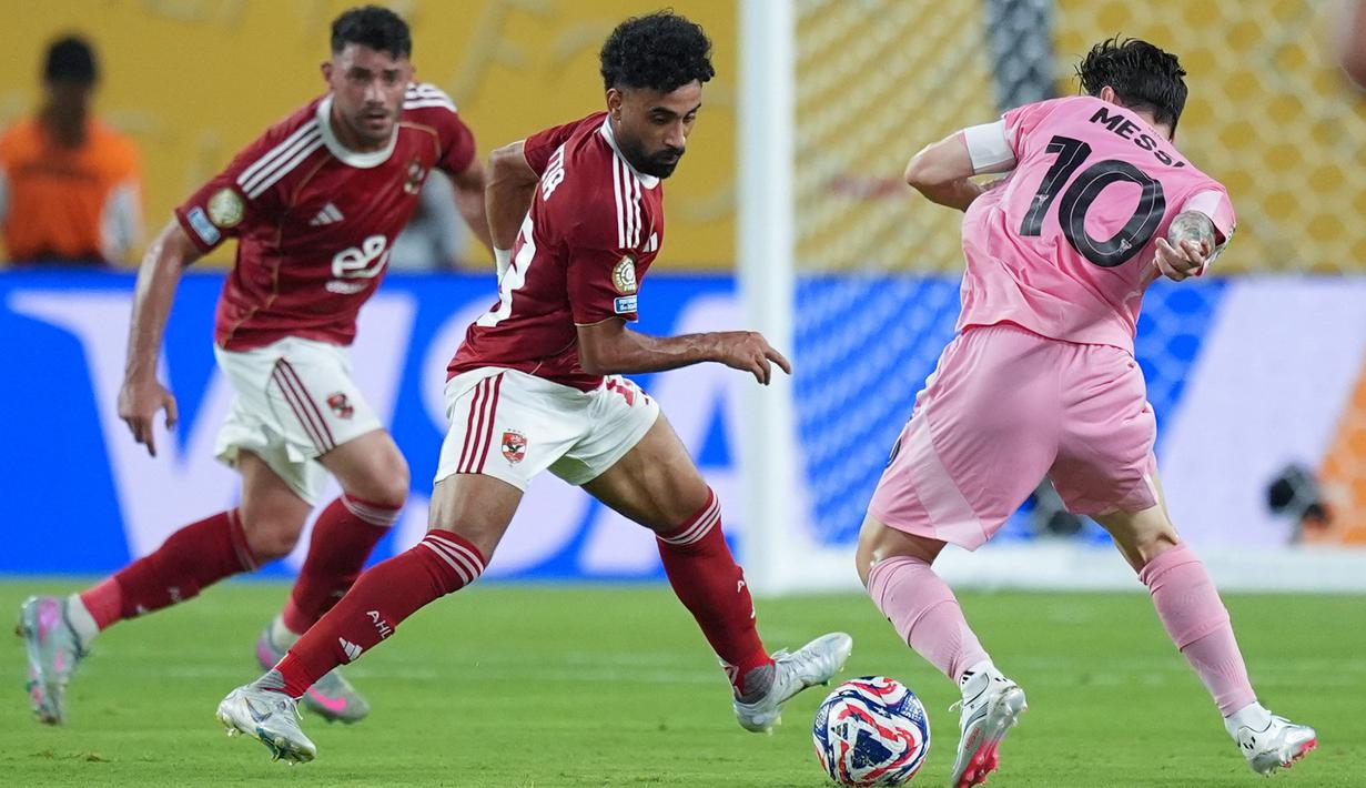 Pemain Inter Miami, Lionel Messi, berusaha melewati pemain Al Ahly pada pertandingan pembuka Grup A Piala Dunia Antarklub 2025 di Hard Rock Stadium pada Minggu (15/6/2025). (AP Photo/Rebecca Blackwell)