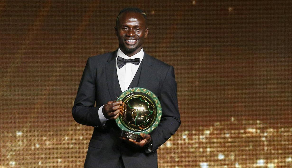 Sadio Mane juga turut membantu Liverpool menjuarai Carabao Cup serta Piala FA 2021/2022. (Photo by AFP)