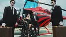 Sebelumnya, Syahnaz membagikan foto pre-wedding yang megah dan mewah. Foto yang berbeda dari biasanya, dengan menggunakan helikopter dan dua bodyguard mengawalnya. (Instagram/syahnazs)