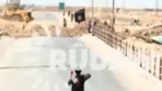 "Kami di sini berada dekat dengan milisi ISIS di Merriam-Beg, di sini mereka telah membuat garis perbatasan," ucap Ahmad pada kamera.