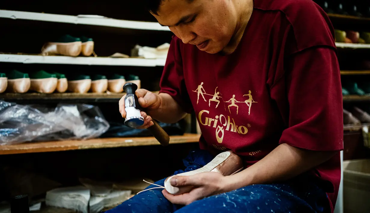 Pekerja menyelesaikan pembuatan sepatu pointe di bengkel perusahaan Grishko, Moskow, Rusia, 25 Februari 2020. Grishko telah melakukan diversifikasi ke pakaian dan jenis sepatu tari lainnya, tetapi sepatu balet adalah hati dan jiwa perusahaannya. (Dimitar DILKOFF/AFP)