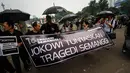 Jaringan Solidaritas Korban untuk Keadilan menggelar aksi kamisan ke-374 di depan Istana Merdeka, Kamis (13/11/2014). (Liputan6.com/Faizal Fanani)