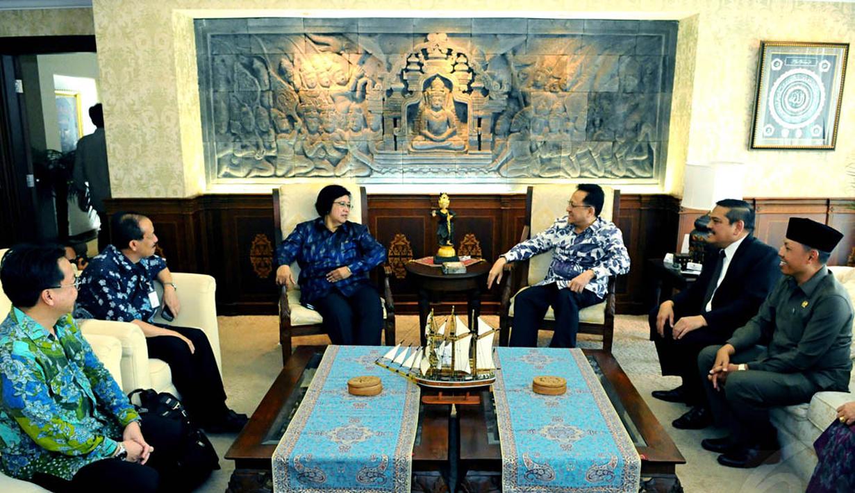 Menteri Lingkungan Hidup dan Kehutanan Siti Nurbaya saat bertemu Ketua DPD RI, Irman Gusman di Gedung DPD, Jakarta, Rabu (5/11/2014). (Liputan6.com/Andrian M Tunay)  
