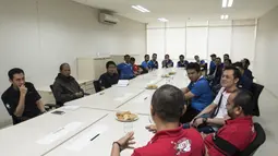 Peserta grand final Super Soccer Futsal Battle 2017 mengadakan media visit di Kantor Redaksi Bola.com, Jakarta, Selasa (17/10/2017). Grand final akan digelar di Bintaro Exchange pada 21-22 Oktober mendatang. (Bola.com/Vitalis Yogi Trisna)