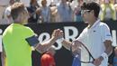 Chung Hyeon (kanan) memberi salam kepada Tennys Sandgren usai laga perempat final Australia Terbuka 2018 di Melbourne, Australia, (24/1/2018). Chung menang 6-4, 7-6, 6-3. (AP/Ng Han Guan)