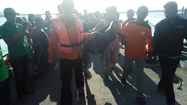 Tim SAR gabungan menemukan korban tenggelam tabrakan kapal dan membawanya ke RSUD Cilacap untuk diperiksa. (Foto: Liputan6.com/Basarnas/Muhamad Ridlo)
