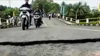 Jembatan Putrapinggan yang menghubungkan Pangandaran ke Ciamis dan Banjar, turun. 