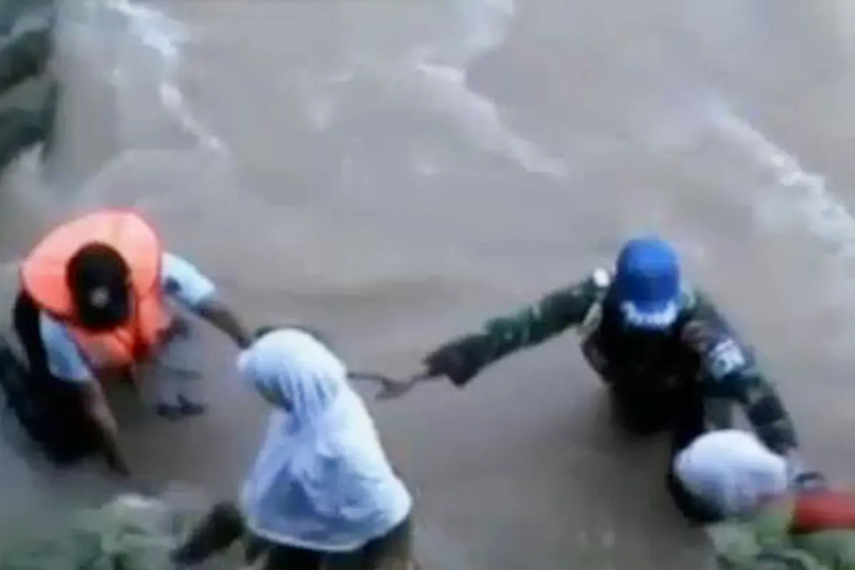 VIDEO: Demi Pilkada, Warga Desa Ini Rela Seberangi Sungai Deras