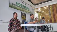 M Kasim (kiri) didampingi penasehat hukum dari Walhi Jambi saat konferensi pers di kantor Walhi Jambi, Senin (24/1/2022). Mereka mengadukan penyerobotan lahan yang dilakukan Indonusa Agromulia. (Liputan6.com/Gresi Plasmanto)