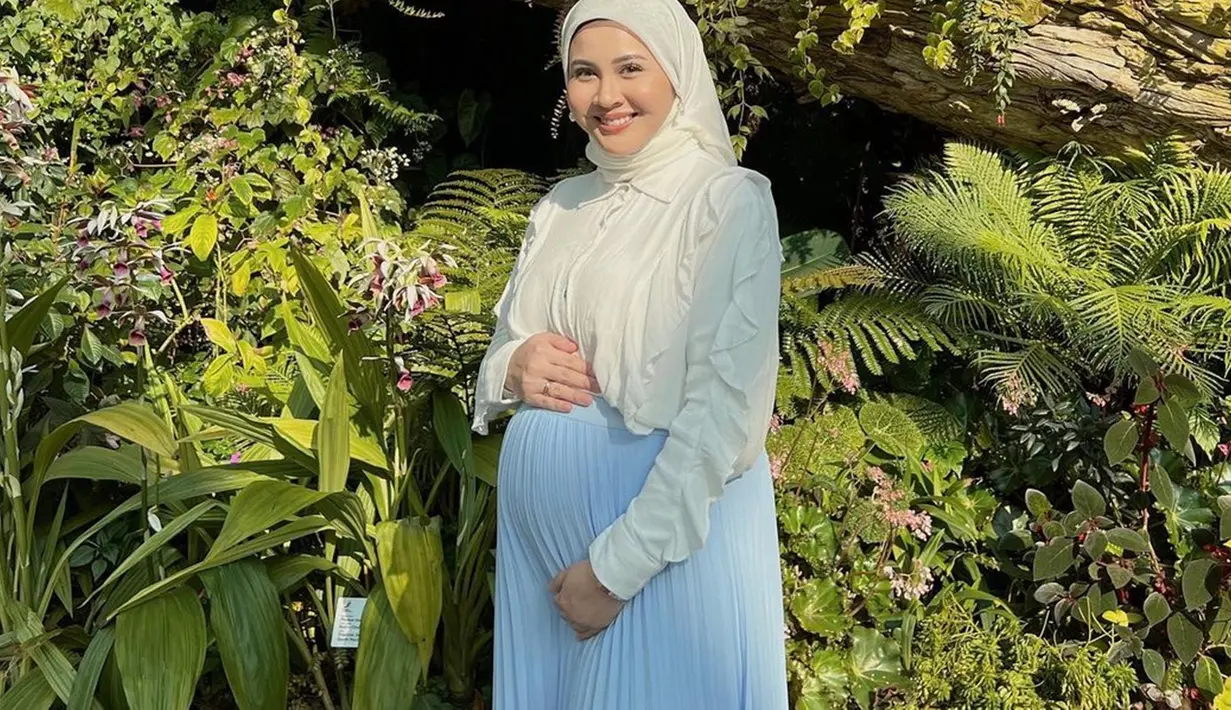 Lewat media sosial Instagramnya, Kesha Ratuliu membagikan foto dengan kenakan baju putih dan rok besar berwarna biru dipadukan dengan hijab warna putih yang terlihat cantik. Terlebih, istri Adhi Permana ini pancarkan pesona kecantikan bumil yang kini mengandung anak keduanya.
(Liputan6.com/IG/@kesharatuliu05)