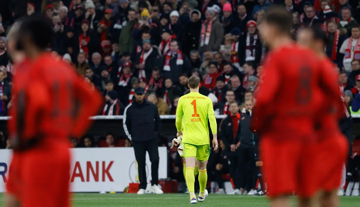 Kartu merah itu didapat karena Neuer melakukan pelanggaran terhadap Jeremie Frimpong yang berpeluang mencetak gol. (AFP/Michaela Stache)