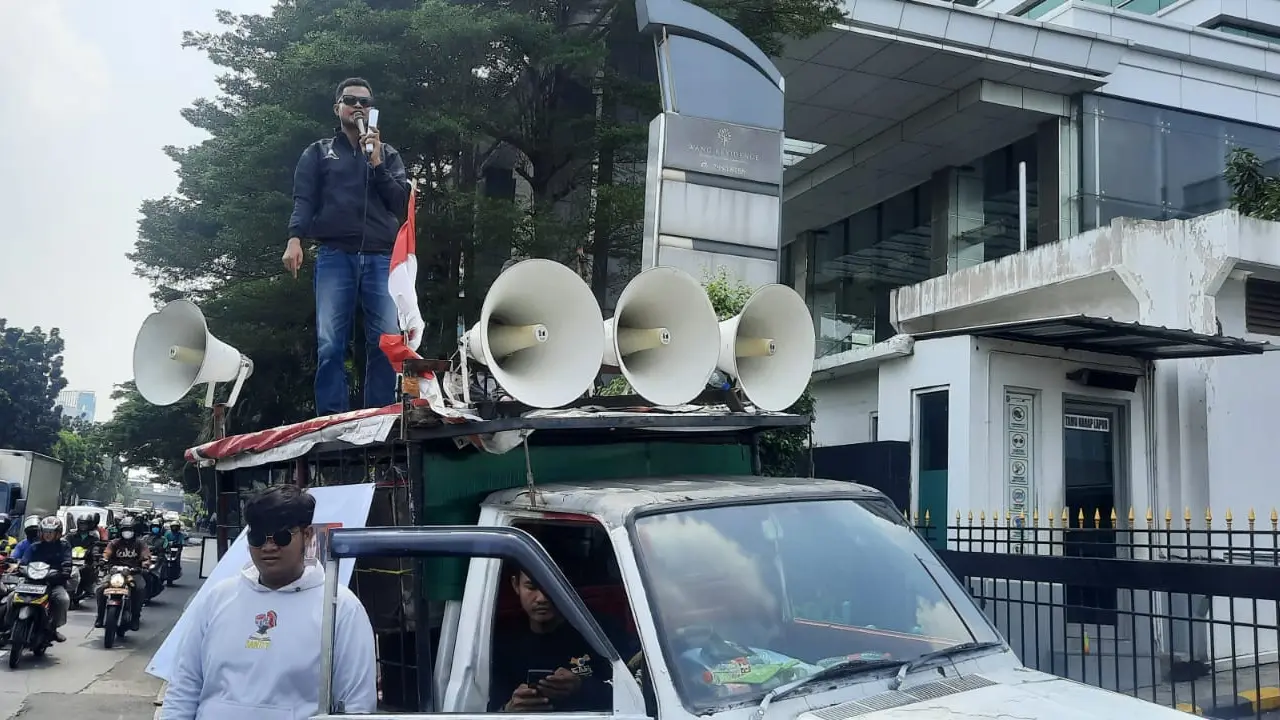 Aliansi masyarakat dan mahasiswa menggelar unjuk rasa di depan Pengadilan Negeri (PN) Jakarta Barat, Selasa (9/5/2023)