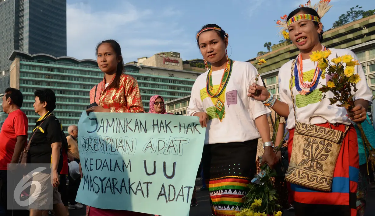 Sejumlah wanita saat mengikuti pawai budaya memperingati Hari Internasional Masyarakat Adat se-Dunia di Bundaran HI, Jakarta, Minggu (7/8). (Liputan6.com/Angga Yuniar)