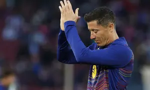Robert Lewandowski mengucapkan salam perpisahan kepada fans Barcelona di Camp Nou. (JAIME REINA / AFP)