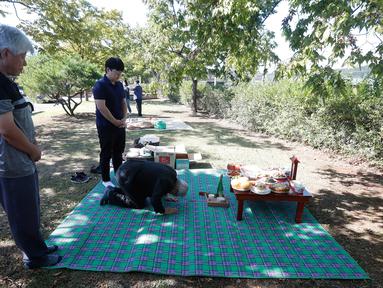 Warga yang lahir di Korut, Park Min-soo memberikan penghormatan kepada leluhur untuk merayakan Chuseok di Imjingak Pavilion, Paju dekat perbatasan dengan Korea Utara, Jumat (13/9/2019). Selebrasi panen atau lebih dikenal dengan Chuseok merupakan hari paling penting di Korea. (AP/Ahn Young-joon)