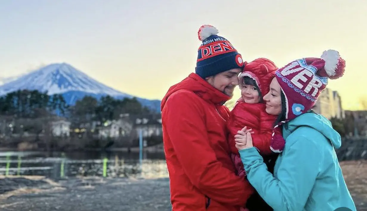 <p>Berlatat belakang gunung, Asmirandah tampil dengan jaket baby bluenya, sedangkan Jonas dan si kecil kompak dengan jaket merahnya.(Instagram/@asmirandah89)</p>