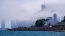 Pengunjung memadati pinggiran Danau Michigan saat Chicago Air and Water Show, Chicago, Amerika Serikat, 21 Agustus 2022. Seperti biasa, pengunjung tidak dipungut biaya untuk menyaksikan acara ini. (AP Photo/Kiichiro Sato)
