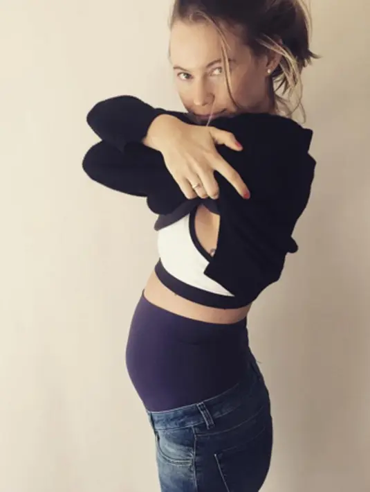 Lihat saja bagimana bentuk tubuh Behati saat ini, nampak masih seksi seperti biasanya, tak ingin melewatkanya Behati mengabadikan foto perkembangan janinnya lewat akun instagram miliknya. (viainstagram@behatiprinsloo/Bintang.com)