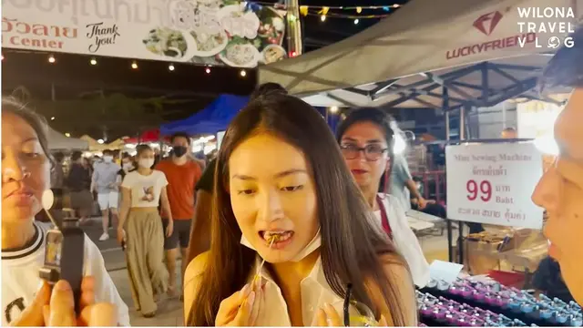 6 Potret Natasha Wilona di Pasar Malam Thailand, Cicipi Ulat dan Belalang Goreng