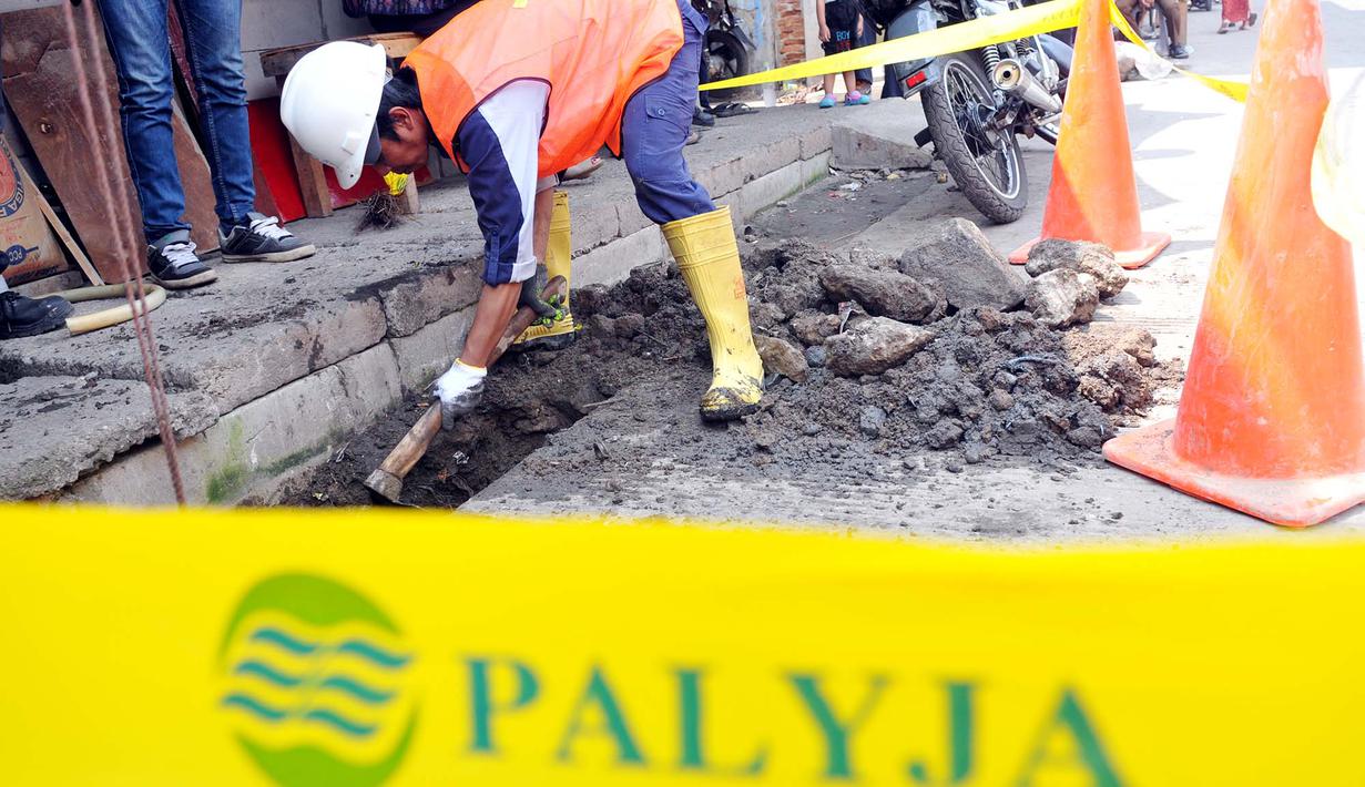  Petugas merazia pipa ilegal bersama mitra kerja PAM Jaya di pemukiman Pasar Ikan Muara Angke, Jakarta, Rabu (4/6/2014) (Liputan6.com/Johan Tallo) 