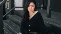 Wanita yang dikenal luas melalui debutnya bersama girlband Blink ini nampak sangat elegan mengenakan sweater hitam. Bahkan, tanpa ditambah dengan aksesoris apapun, Febby sudah nampak memukau. (Liputan6.com/IG/febbyrastanty)