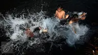 Keseruan anak-anak bermain air saat mengikuti ritual "padusan" di pemandian Umbul Saren Wedomartani, Sleman, Minggu (5/6). Padusan sudah menjadi tradisi masyarakat Jawa yang dilakukan setiap tahun menyambut datangnya Ramadan. (Liputan6.com/Boy Harjanto)