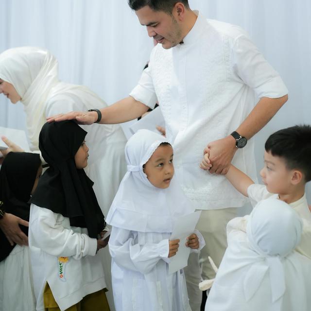 6 Potret Kedekatan Haldy Sabri dan Anak Irish Bella di Momen Tasyakuran Rumah Baru