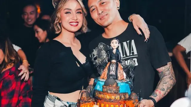 8 Tahun Menikah, Intip Gaya Sara Wijayanto dan Demian Aditya yang Selalu Kompak Kenakan Busana Serba Hitam