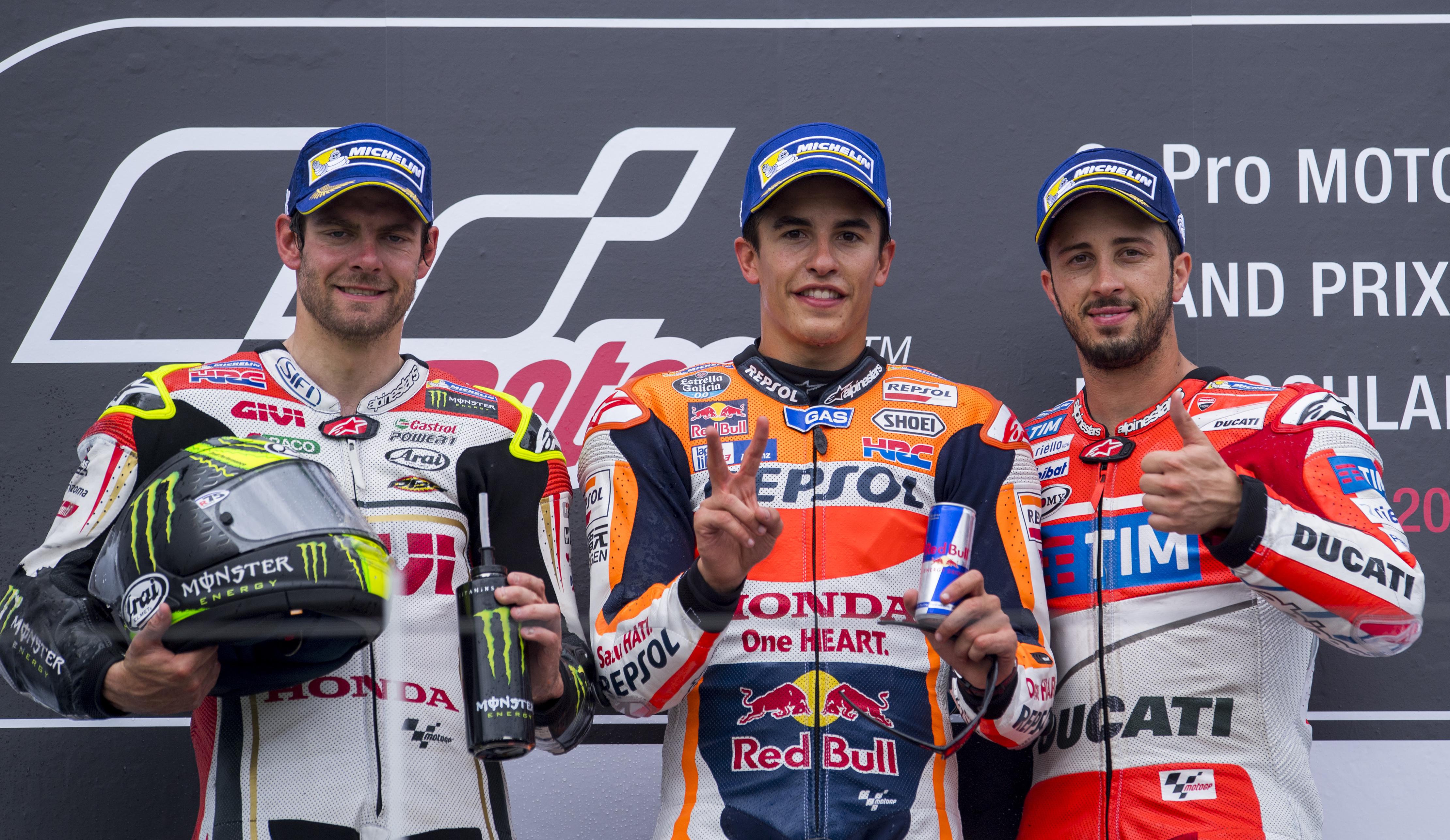 Komposisi podium MotoGP Jerman 2016. Cal Crutchlow (kiri) dan Andrea Dovizioso kanan) mengapit juara Marc Marquez. (AFP/Robert Michael)