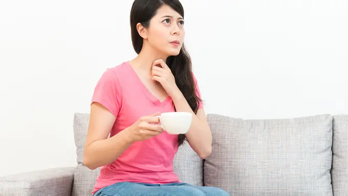 Jangan Konsumsi Makanan dan Minuman Ini Saat Batuk (PR Image Factory/Shutterstock)