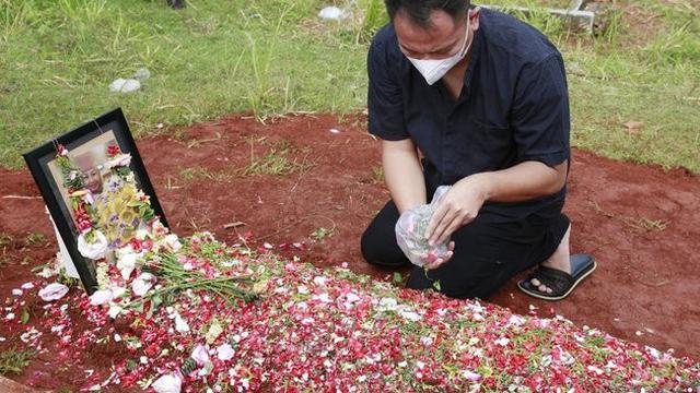 Penuh Haru, Ini 7 Potret Vicky Prasetyo Ziarah Ke Makam Ibu Kalina Ocktaranny