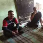 Tim Pemkot Surabaya mendatangi rumah bocah penjual pentol Rido. (Dian Kurniawan/Liputan6.com)