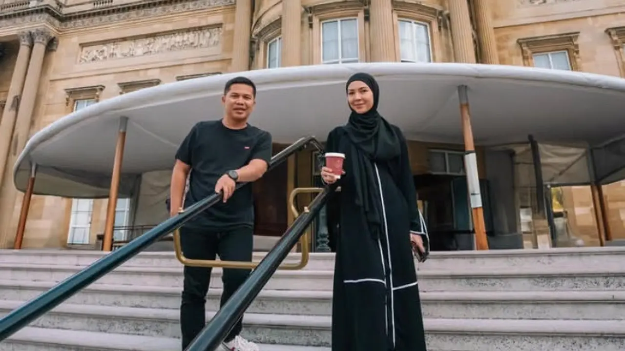 Outfit Ratna Galih saat Liburan ke Luar Negeri