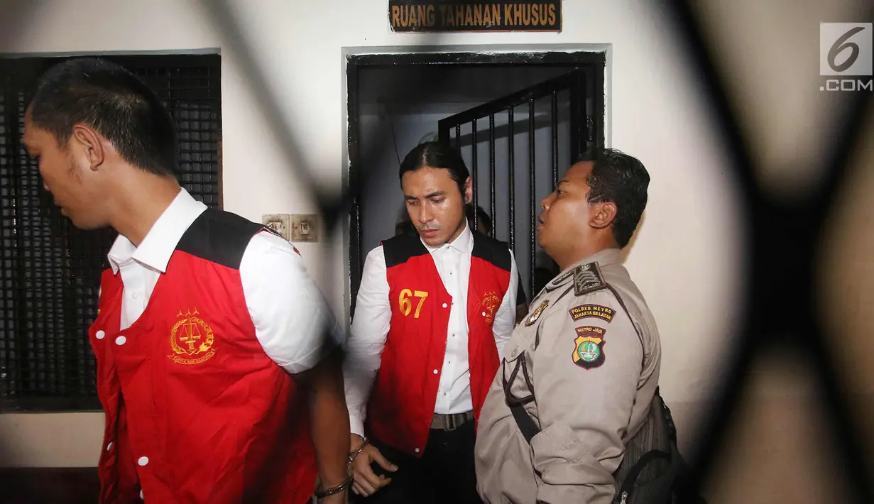 Musisi Marcello Tahitoe bersiap jalani sidang perdana kasus penyalahgunaan narkoba di PN Jakarta Selatan, Selasa (31/10). Ello dan rekannya Maradona didakwa JPU telah menyalahgunakan narkoba jenis ganja di wilayah Jaksel. (Liputan6.com/Immanuel Antonius)