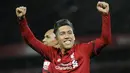 Penyerang Liverpool, Roberto Firmino berselebrasi usai mencetak gol ketiganya lewat titik penalti ke gawang Arsenal pada lanjutan Liga Inggris di Anfield Stadium (29/12). Liverpool menang telak atas Arsenal 5-1. (AP Photo/Rui Vieira)