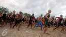 Peserta berlari saling mendahului untuk berenang di pantai pada Herbalife Bali International Triathlon 2016 di Sanur, Bali, Minggu (14/8). Kegiatan tersebut  diselenggarakan untuk mempromosikan olahraga Triathlon. (Liputan6.com/Made Anto)