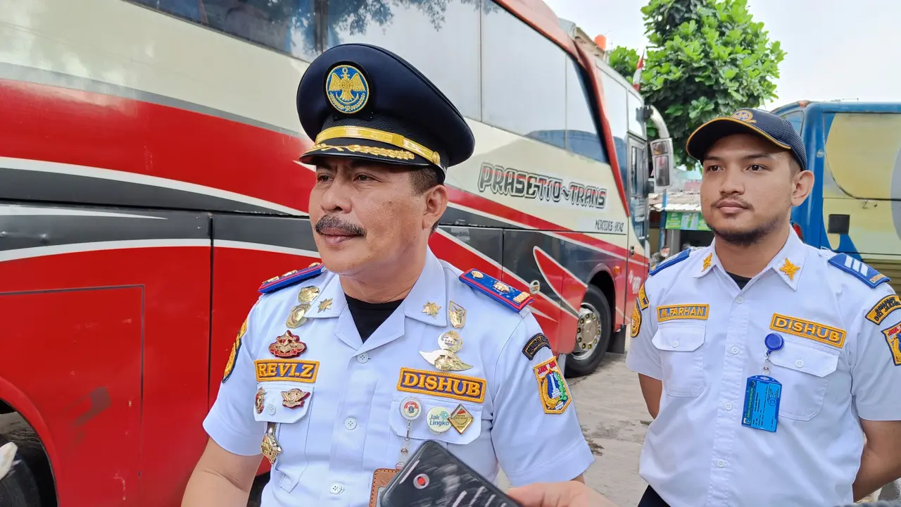 Kepala Terminal Kalideres, Revi Zulkarnain